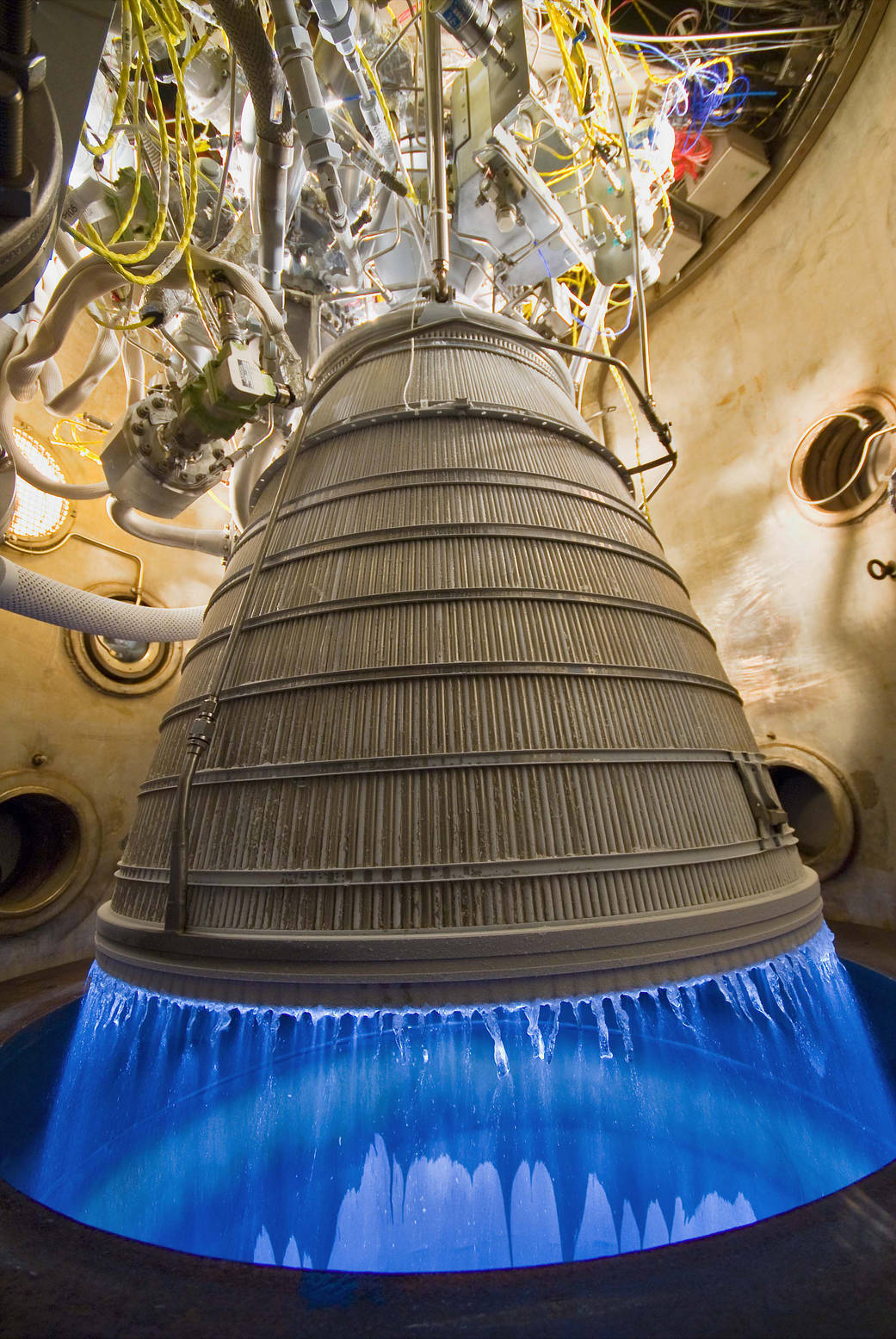 Awesome NASA Megarocket Engine Test Burns Blue (Photo)